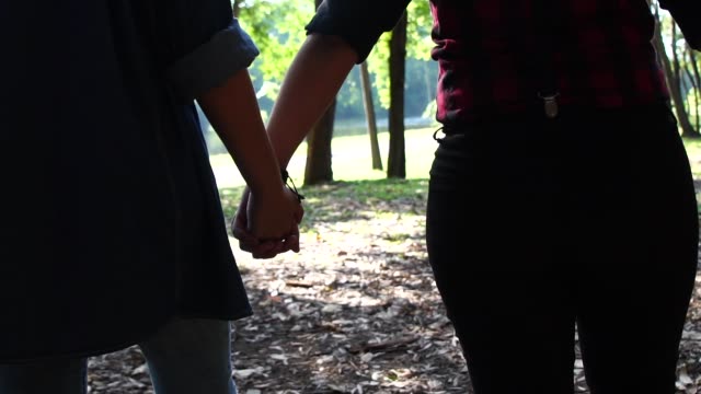 Lesbisches-Paar-in-Liebe-zu-Fuß