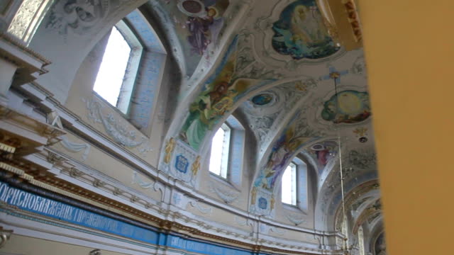 Schönes-Interieur-der-katholischen-Kirche