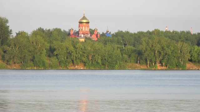 Heilig-Kreuz-Kathedrale-und-Teich-in-Nizhny-Tagil