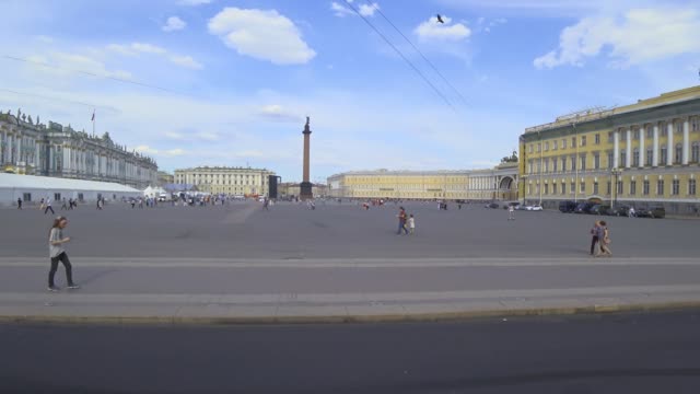 Verkehr-in-den-Transport-vorbei-Schlossplatz,-St.-Petersburg,-Russland.