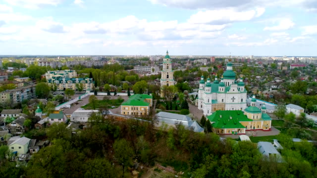 Vista-aérea-en-la-ciudad-desde-lo-alto-de-los-edificios-más-altos-en-Chernigov---campanario-del-monasterio-de-Troitsko-Ilyinsky.