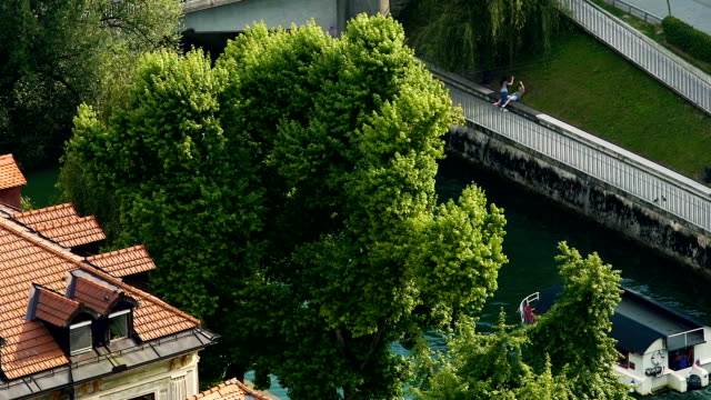 Touristenboot-Segeln-auf-kleinen-Kanal-in-gemütliche-europäischen-Stadt,-Paar-mit-Datum