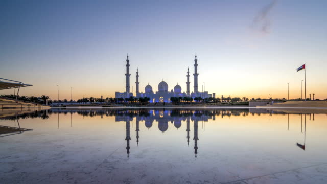 Sheikh-Zayed-Grand-Moschee-in-Abu-Dhabi-Tag-zu-Nacht-Zeitraffer-nach-Sonnenuntergang,-Vereinigte-Arabische-Emirate