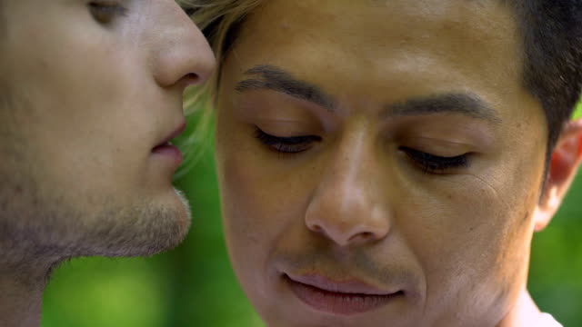 Männliche-Liebhaber-küssen-und-Blick-in-die-Kamera,-Rechte-der-Homosexuellen,-romantische-Beziehung