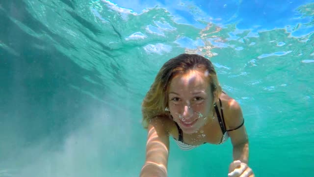 Selfie-Porträt-der-jungen-Frau-Unterwasser-Schwimmen-im-kristallklaren-Wasser-genießen-Sie-Urlaub-in-Italien-Sardinien