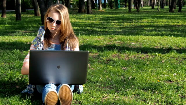 Teenager,-die-Arbeiten-am-Laptop-in-der-Natur