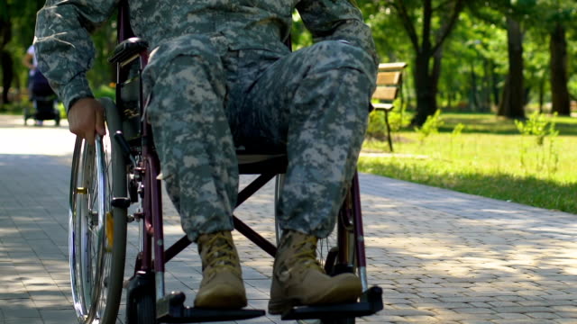 Soldado-con-discapacidad-en-el-curso-de-rehabilitación-en-clínica-para-veteranos-de-guerra