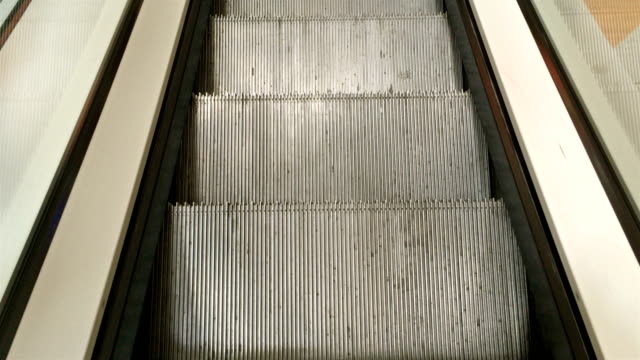 Shopping-Mall-innen.-Leere-Treppe-des-modernen-Rolltreppe,-die-nach-unten-verschieben.