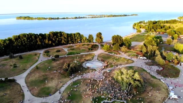 CHERKASY,-Ucrania---24-de-agosto-de-2018:-vídeo-aéreo-con-drone,-la-celebración-del-día-de-la-independencia,-muchas-personas-caminar-en-el-parque-a-orillas-del-río-Dnieper,-caliente-día-de-verano