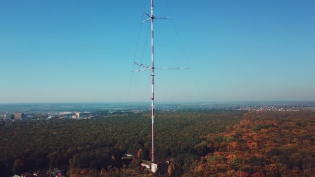 hohen-Telekommunikations-Antenne-auf-dem-Hintergrund-der-Wald-und-die-Stadt.