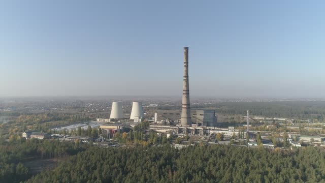 Una-planta-termoeléctrica-con-grandes-chimeneas