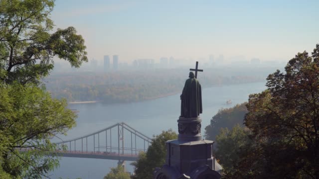 Saint-Volodymyr-Monument-and-Dnieper-River