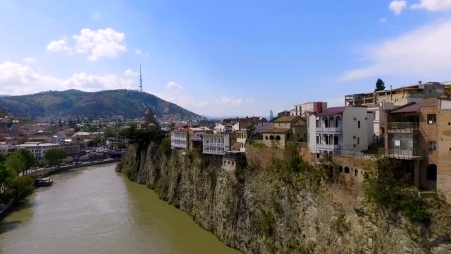 Häuser-auf-Klippe-des-Kura-Flusses,-Tiflis,-Gefahr-eines-Zusammenbruchs,-Luftbild
