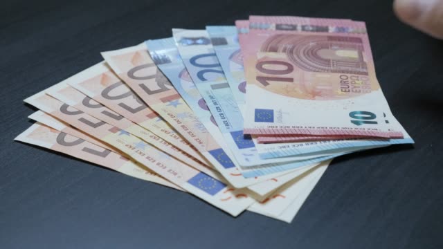 Euro-Geld-Banknoten-aus-Tabelle-4K-2160p-30fps-UHD-Footage---andere-Europäische-Union-Banknoten-gruppiert-von-hand-4K-3840-X-2160-UltraHD-video