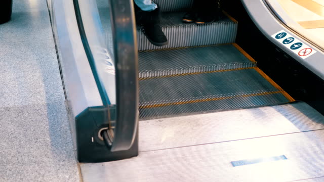 Anonyme-Menschen-zu-Fuß-auf-der-Rolltreppe-Lift-im-Einkaufszentrum