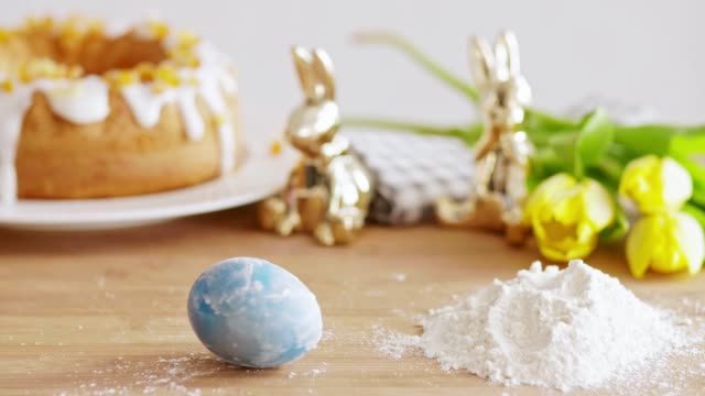 Huevo-de-Pascua-y-harina-en-la-mesa-de-madera