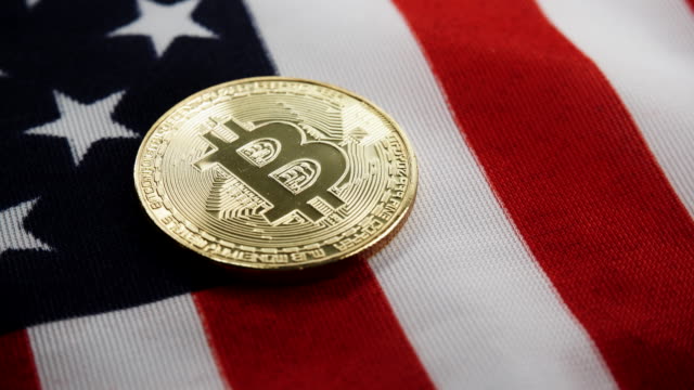 Crypto-moneda-Bitcoin-contra-la-bandera-de-EE.UU.
