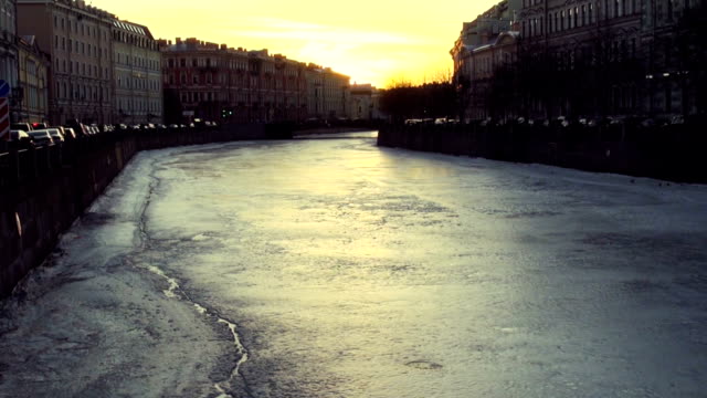 Puesta-de-sol-en-Sankt-Peterburg,-clima-invernal-y-canal-congelado