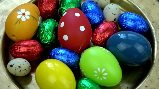 Rotación-de-coloridos-huevos-de-Pascua-en-placa-de-latón,-fondo-Pascual