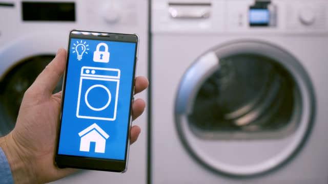 Smart-Home-App-auf-Handy-kontrolliert-Waschmaschine-drahtlos