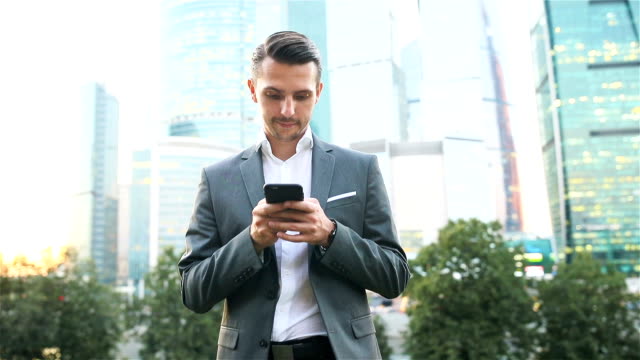 Joven-hombre-caucásico-sosteniendo-Smartphone-para-trabajo-de-negocios.