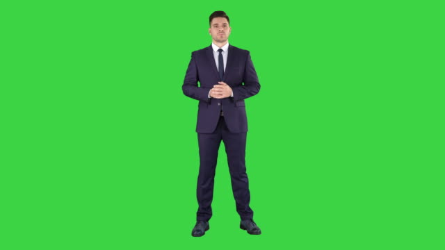 Hombre-de-negocios-escuchando-en-una-pantalla-verde,-Chroma-Key