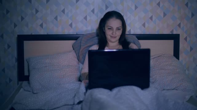 lifestyle-woman-in-the-hotel-room-communicates-in-social-networks-using-a-laptop
