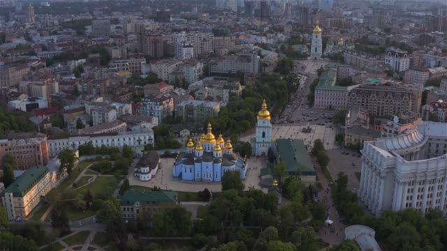 Luftaufnahme-des-Klosters-St.-Michael,-des-Außenministeriums-und-der-Kathedrale-St.-Sophia-in-Kiew,-Ukraine