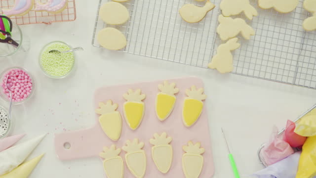 Decorating-Easter-sugar-cookies-with-royal-icing