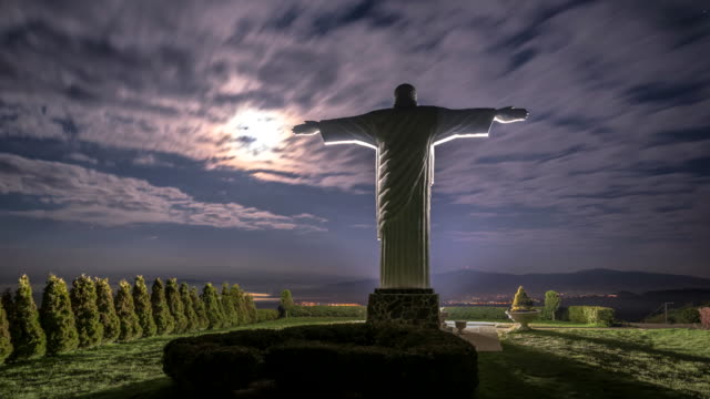 Statue-Jesu-Christi-in-der-Nacht