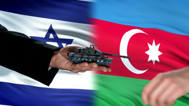 Israel-y-Azerbaiyán-oficiales-intercambiando-tanque-por-dinero,-fondo-de-bandera,-ejército