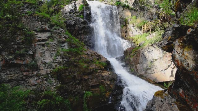 Wasserfall-im-Altaigebirge