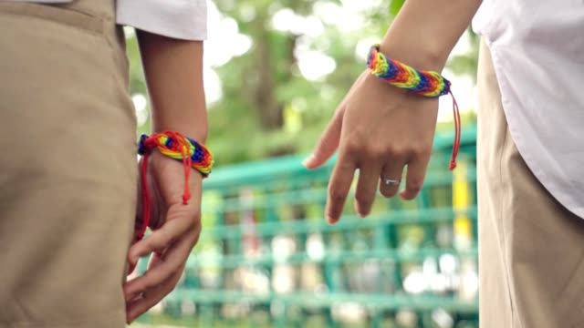 Zeitlupe-Nahaufnahme-von-glücklichen-lesbischen-Paar-halten-Hände,-LGBT-Liebe-Konzept