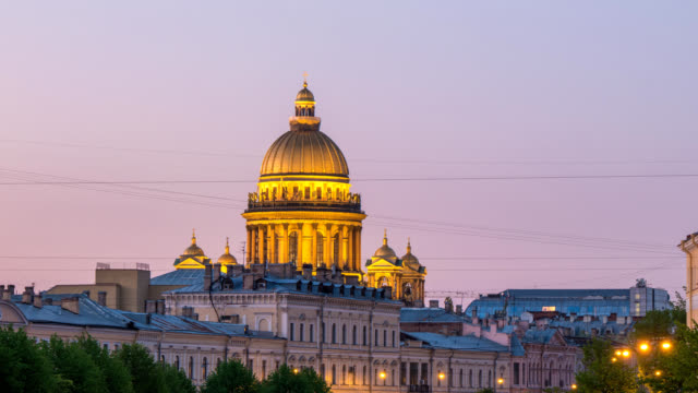 Saint-Petersburg-Russia-time-lapse-4K,-Saint-Isaac-Cathedral-day-to-night-city-skyline-timelapse