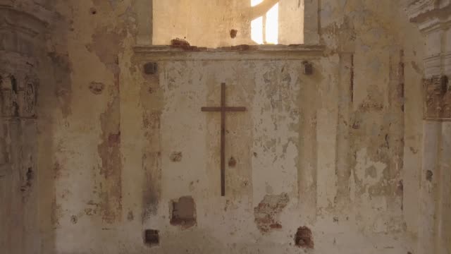 Innenansicht-der-verlassenen-und-beschädigten-Kirche
