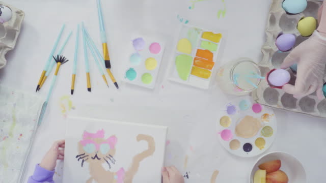 Kleine-Mädchen-und-ihre-Mutter-Malerei-Ostern-Kunstprojekt-mit-Acrylfarbe.