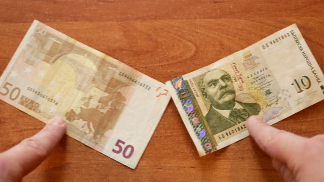 Euro-Banknote-trifft-bulgarischen-Lew-am-Schreibtisch