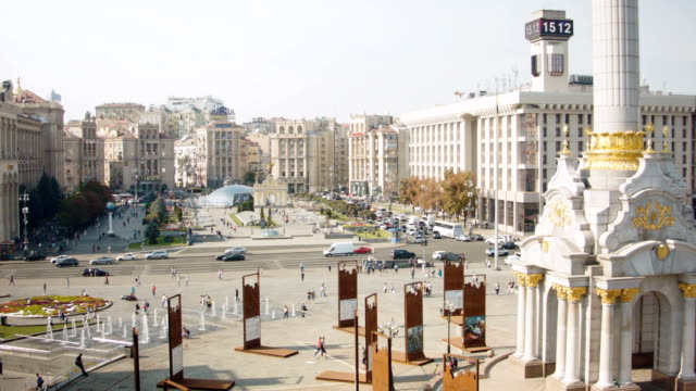 Time-lapse-view-of-Majdan-Nezalezhnosti-on-a-sunny-autumn-day.