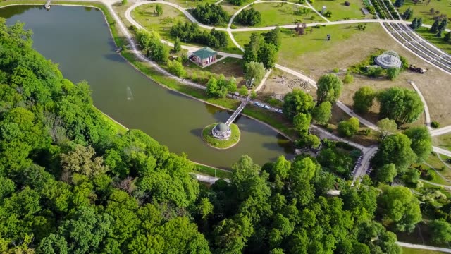 Luftaufnahme-des-schönen-Parks-mit-See