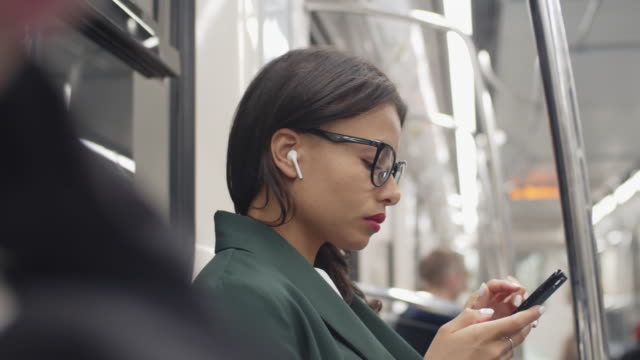Mujer-usando-el-teléfono-en-el-metro