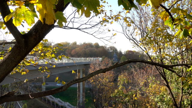 Puente-peatonal-sobre-el-descenso-Vladimirsky-en-Kiev-en-un-día-de-otoño.