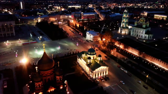 Malerische-Ansicht-von-Drohne-des-beleuchteten-Tula-Kreml