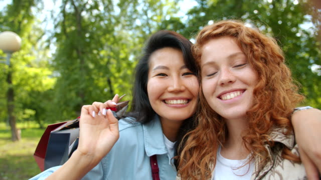 ZeitlupePorträt-von-glücklichen-Frauen,-die-Selfie-im-Freien-mit-Einkaufstaschen-machen