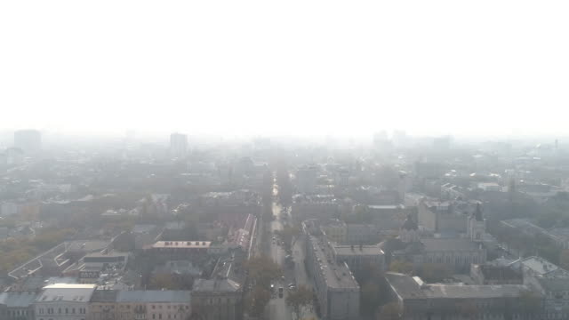 Mañana-brumosa-en-la-ciudad-vieja-de-Odesa-Ucrania,-vista-aérea-en-el-centro-de-la-ciudad-en-la-densa-niebla
