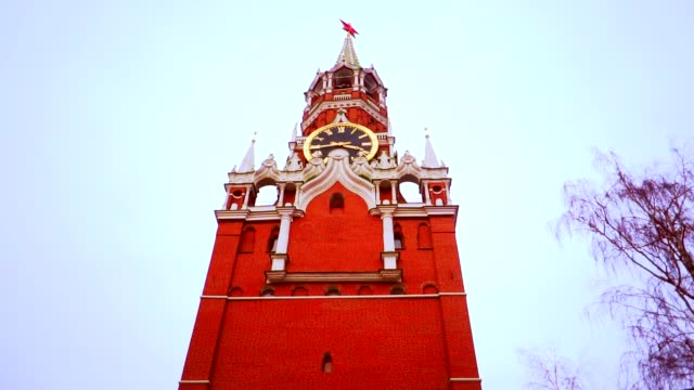 Kremlin-clock-tower-in-the-evening