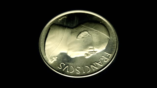 El-token-de-medalla-conmemorativa,-ROMA,-FRANCISCVS-gira-sobre-un-fondo-negro.-Macro.-Closeup
