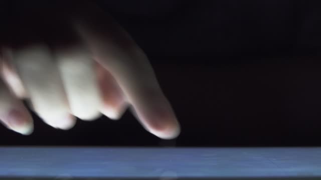 Nahaufnahme-Finger-berühren-Tablet-Computer-Touchscreen