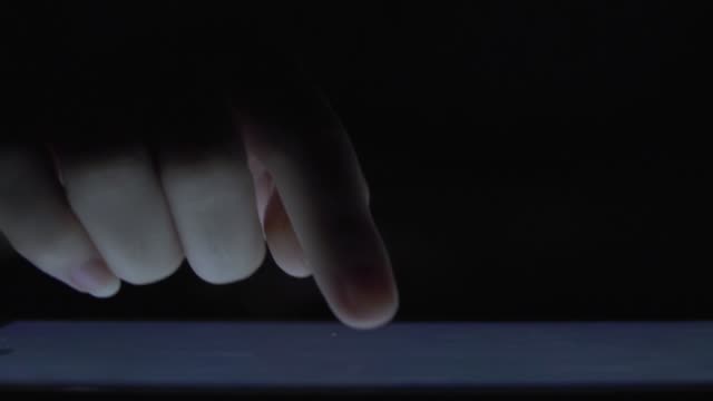 primer-dedo-tocando-la-pantalla-táctil-de-la-tableta-de-la-tableta