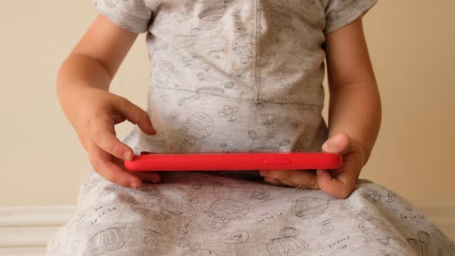Child-hands-with-smartphone-close-up