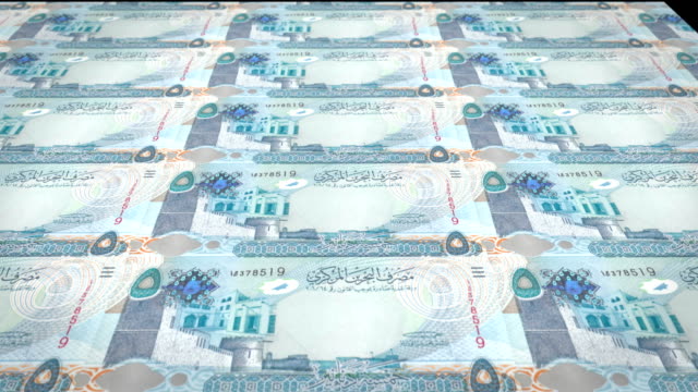 Banknoten-von-fünf-Bahrainische-Dinar-von-Bahrain-Rollen,-Bargeld